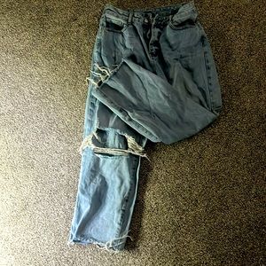 I’m selling these ripped jeans